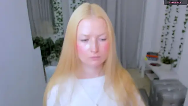 Laly Peach online show from May 27, 2026, 11:06 am