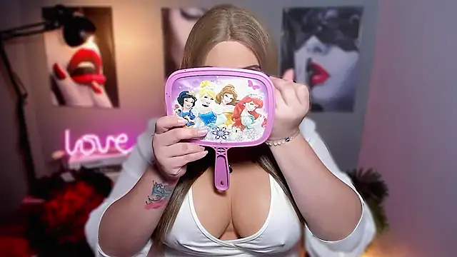 Snapshot of KarolinaThompson chatting on October 19, 2025, 1:52 am KarolinaThompson online show from October 19, 2025, 1:52 am