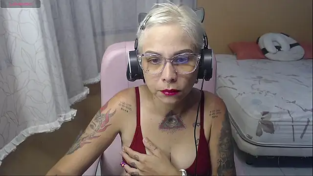 Snapshot of moon_cat85 chatting on June 12, 2026, 10:40 pm moon cat85 online show from June 12, 2026, 10:40 pm