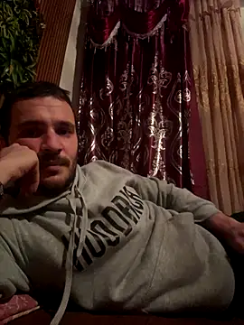 Snapshot of AlexandruUK chatting on December 4, 2025, 4:28 pm AlexandruUK online show from December 4, 2025, 4:28 pm