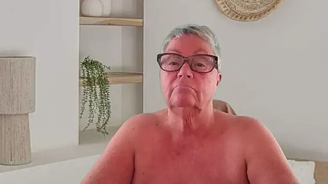 GrannyChrissy68 online show from May 8, 2026, 9:29 pm