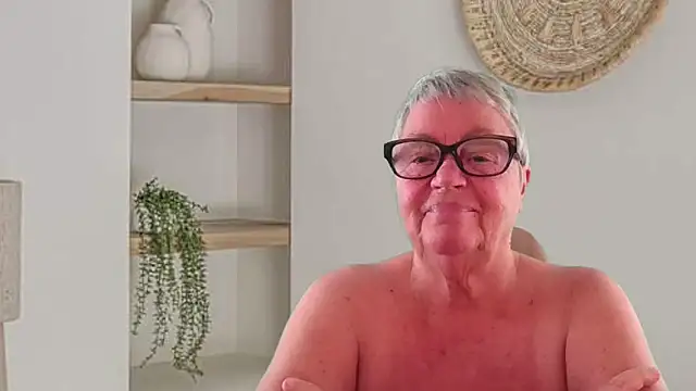 GrannyChrissy68 online show from May 25, 2026, 9:13 pm