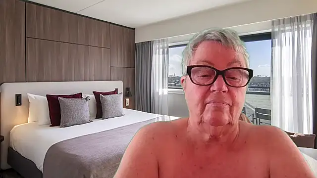 GrannyChrissy68 online show from May 20, 2026, 1:19 pm