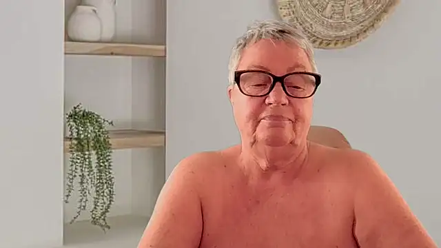 GrannyChrissy68 online show from May 28, 2026, 12:44 pm