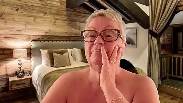 GrannyChrissy68 online show from March 16, 2026, 10:01 pm