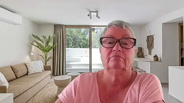 GrannyChrissy68 online show from May 12, 2026, 1:17 pm