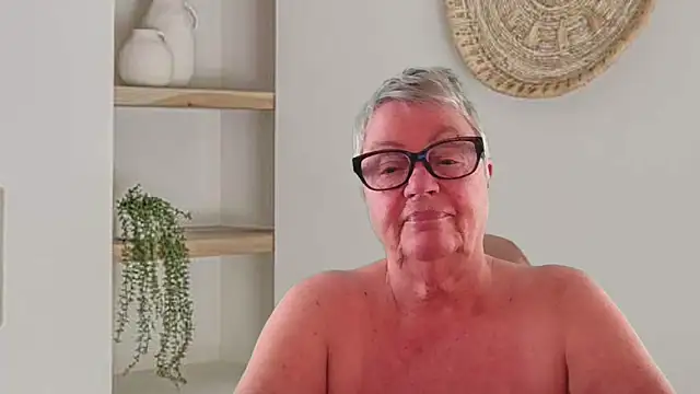 GrannyChrissy68 online show from May 27, 2026, 12:45 pm