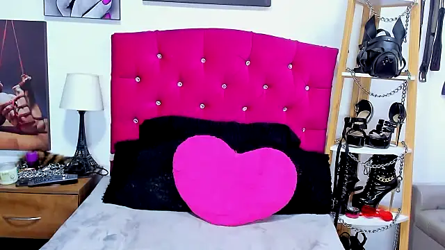 Snapshot of IsabellaMasoch chatting on October 18, 2025, 10:56 pm IsabellaMasoch online show from October 18, 2025, 10:56 pm