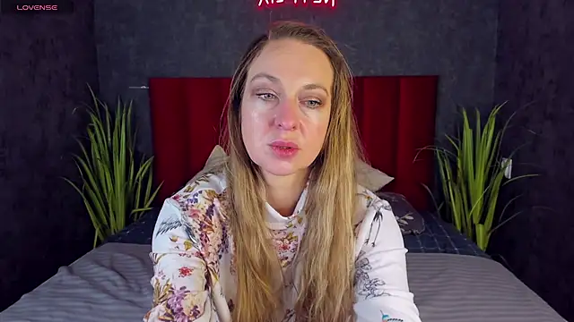 GwenCarter online show from February 3, 2025, 11:53 am