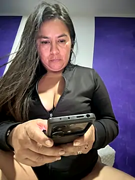 Snapshot of Ixchel_Anaid chatting on November 19, 2025, 10:43 pm Ixchel Anaid online show from November 19, 2025, 10:43 pm