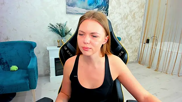 Strawberrye online show from April 14, 2026, 3:22 am