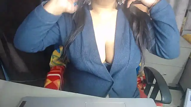 Shanvi  online show from November 18, 2025, 7:06 pm