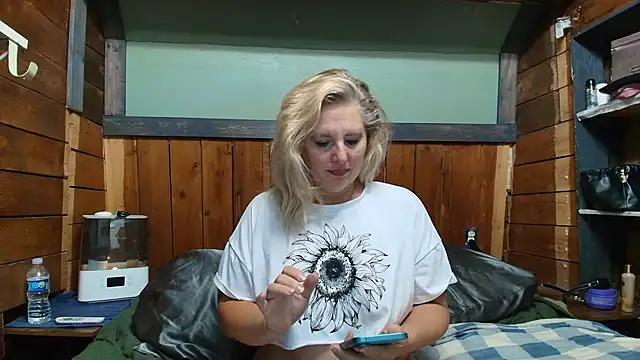 Snapshot of lisaxlovexxx chatting on March 25, 2026, 3:22 pm lisaxlovexxx online show from March 25, 2026, 3:22 pm