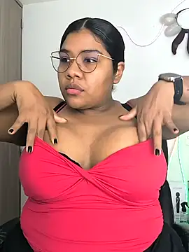 Snapshot of paola091 chatting on October 18, 2025, 12:01 am paola091 online show from October 18, 2025, 12:01 am