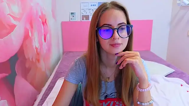 AliceAdams online show from October 31, 2025, 8:33 am