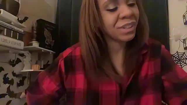 Snapshot of Sanaawest chatting on October 27, 2025, 12:06 pm Sanaawest online show from October 27, 2025, 12:06 pm