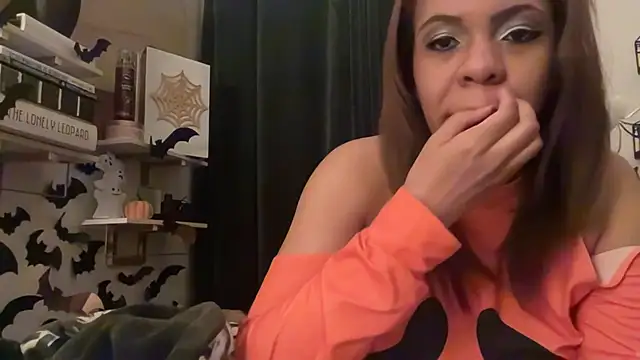 Snapshot of Sanaawest chatting on October 23, 2025, 12:04 pm Sanaawest online show from October 23, 2025, 12:04 pm