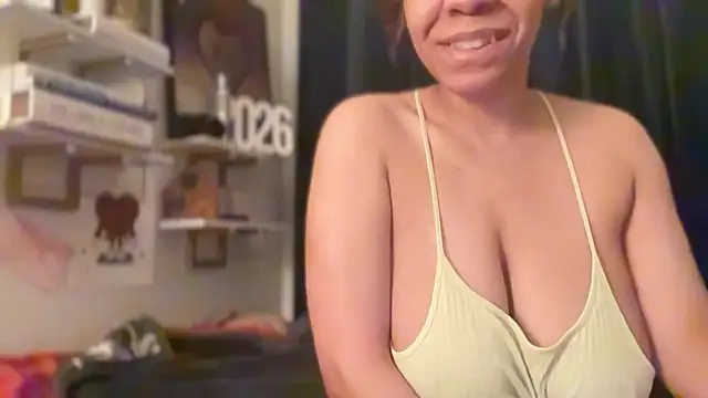 Snapshot of Sanaawest chatting on February 2, 2026, 12:37 pm Sanaawest online show from February 2, 2026, 12:37 pm