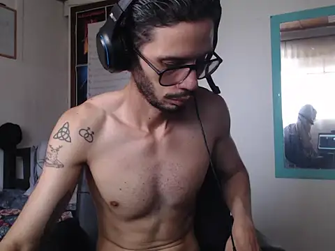 Snapshot of alisterxxx chatting on May 28, 2026, 4:02 pm alisterxxx online show from May 28, 2026, 4:02 pm