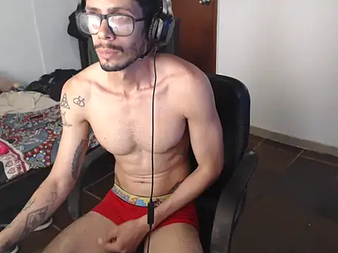 Snapshot of alisterxxx chatting on May 29, 2026, 6:03 pm alisterxxx online show from May 29, 2026, 6:03 pm
