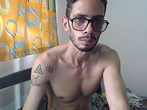 Snapshot of alisterxxx chatting on May 21, 2026, 3:53 pm alisterxxx online show from May 21, 2026, 3:53 pm