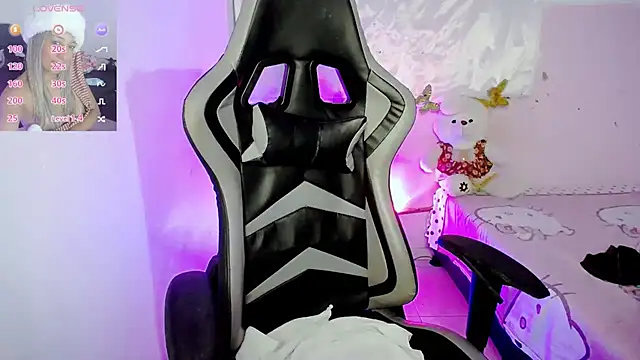 ninatiny online show from March 21, 2025, 10:50 am