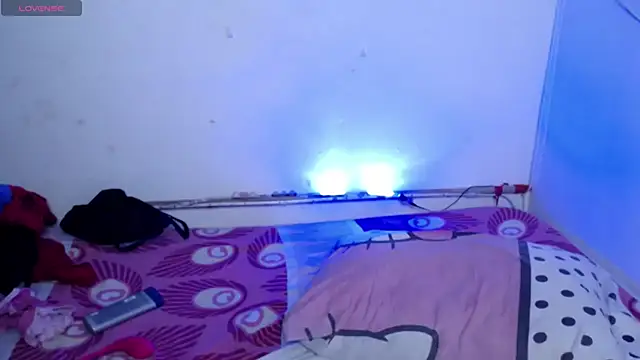 Snapshot of ninatiny chatting on April 9, 2026, 10:32 am ninatiny online show from April 9, 2026, 10:32 am