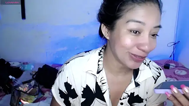 Snapshot of ninatiny chatting on April 15, 2026, 11:49 am ninatiny online show from April 15, 2026, 11:49 am