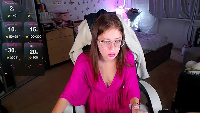 Snapshot of Kira_honeyy chatting on October 10, 2025, 4:35 am Kira honeyy online show from October 10, 2025, 4:35 am