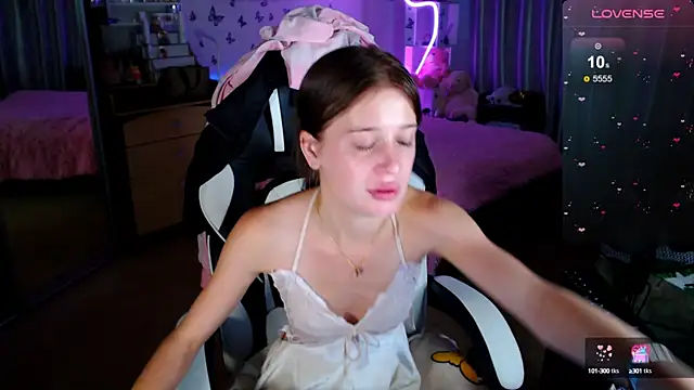 Snapshot of Kira_honeyy chatting on September 14, 2025, 10:48 am Kira honeyy online show from September 14, 2025, 10:48 am