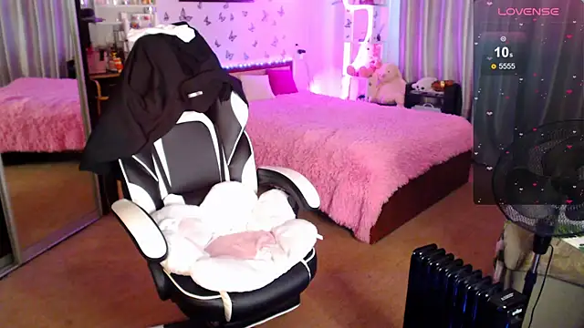 Snapshot of Kira_honeyy chatting on September 13, 2025, 8:14 am Kira honeyy online show from September 13, 2025, 8:14 am