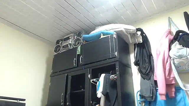 adrixxx38 online show from April 16, 2026, 11:18 pm