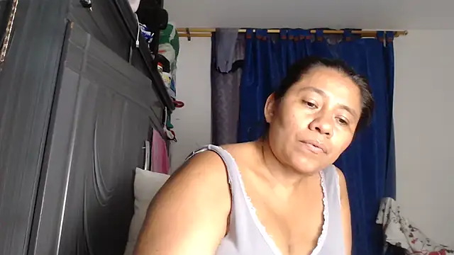 adrixxx38 online show from April 4, 2026, 7:48 am