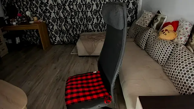 Snapshot of Charlotte_Diamonds chatting on February 26, 2026, 3:45 pm Charlotte Diamonds online show from February 26, 2026, 3:45 pm