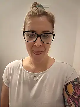 HollyTattoo online show from January 14, 2025, 5:01 pm