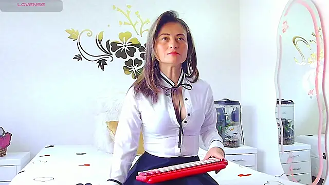 MarcelaFlores online show from July 17, 2026, 2:58 pm