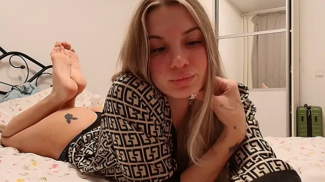 Snapshot of Eziliz chatting on November 9, 2025, 10:14 pm Eziliz online show from November 9, 2025, 10:14 pm