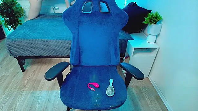 CranberryHot online show from November 28, 2025, 9:15 pm