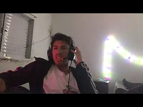 axel2leiva online show from October 13, 2025, 6:26 am