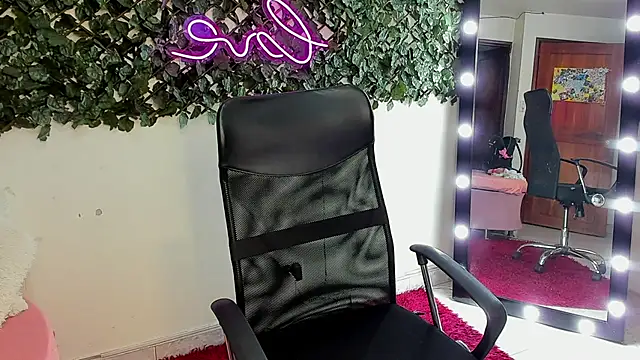 Snapshot of DestinyHills chatting on November 4, 2025, 12:20 pm DestinyHills online show from November 4, 2025, 12:20 pm