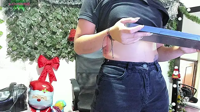 Snapshot of DestinyHills chatting on December 5, 2025, 12:04 pm DestinyHills online show from December 5, 2025, 12:04 pm