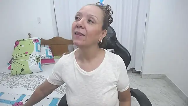 yeslluisa online show from November 15, 2025, 4:44 pm