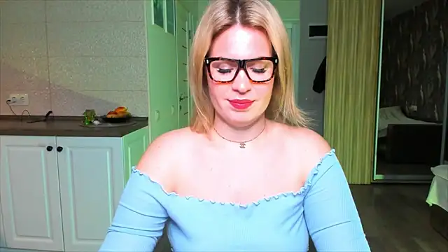 Snapshot of HotTiffani chatting on November 5, 2025, 3:48 pm HotTiffani online show from November 5, 2025, 3:48 pm