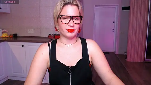 Snapshot of HotTiffani chatting on September 24, 2025, 9:38 am HotTiffani online show from September 24, 2025, 9:38 am