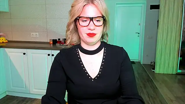 Snapshot of HotTiffani chatting on October 8, 2025, 8:27 am HotTiffani online show from October 8, 2025, 8:27 am