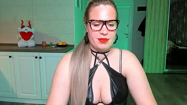 Snapshot of HotTiffani chatting on November 10, 2025, 10:42 am HotTiffani online show from November 10, 2025, 10:42 am