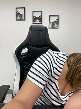 Snapshot of KellyBrooklyn_ chatting on March 20, 2025, 1:15 pm KellyBrooklyn online show from March 20, 2025, 1:15 pm