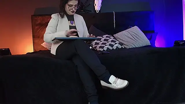  Jade 16 online show from October 25, 2025, 12:04 pm