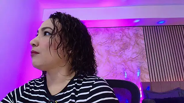 JuliRamirez online show from April 1, 2026, 6:49 pm