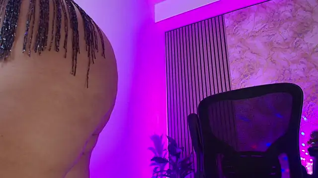 Snapshot of JuliRamirez chatting on November 4, 2025, 12:20 pm JuliRamirez online show from November 4, 2025, 12:20 pm